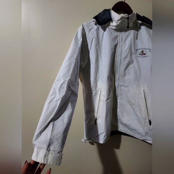San Francisco White Raincoat - Picture 2 of 7